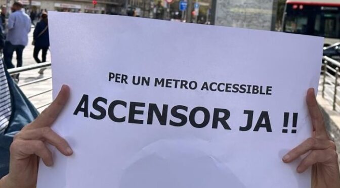 Sants es mobilitza per reclamar ascensors a les parades de metro de la Plaça de Sants